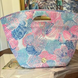 New with tags/bag Lilly Pulitzer GWP cooler tote. Never used.